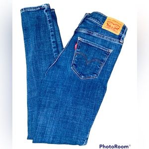# 5 Womens Levi 711 skinny 
W27/L30